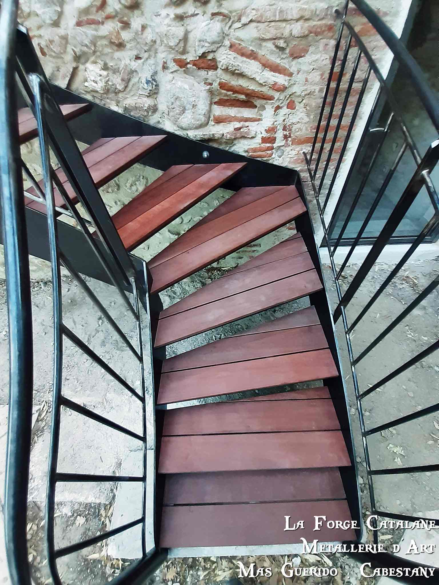 Escalier 2 fer plat lateraux marches fer bois PADDUCK lames laser forge catalane 3.jpg